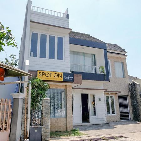 Spot On 1712 Griya Shanta Residence Маланг Екстериор снимка
